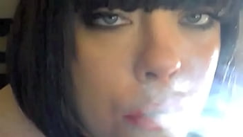 Bbw Maîtresse Tina Snua Fumer Une Cigarette Pall Mall