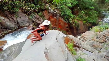 Nu Et Chaud Dans La Rivière. En L'aBsence D'uN Homme