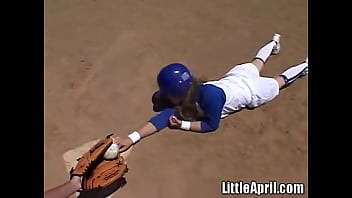 Little April Aime Les Jeux De Baseball Et Le Doigté