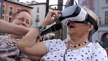 Pornovlog&comma; realidad virtual VR&comma; otaku mostrando las braguitas en la plaza Daniela&sol; Hyperversos