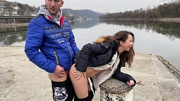 Risky Public Doggy Fuck - J'éTais Très Excitée Et J'aVais Besoin D'uNe Baise Rapide - Mini Julia