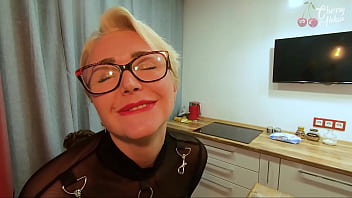 Blonde À Lunettes Baisée Dans Le Cul Sur Un Tabouret De Bar