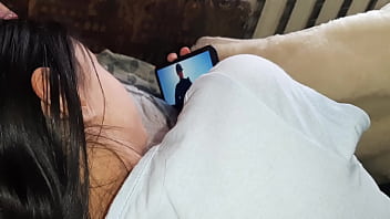 Masturber La Chatte De Ma Copine Pendant Qu'eLle Regarde Un Film - Lesbian Illusion Girls