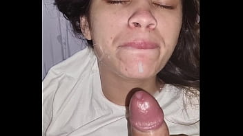 Novinha gozada na boca