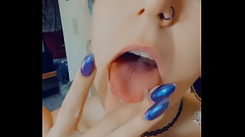 Jizz Sur Sa Langue! Tatoué Blue Hottie Joue Pour Vous