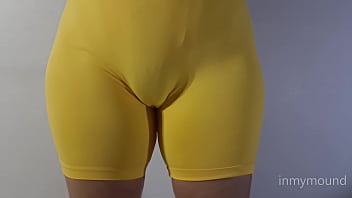 Regardez Cette Belle Cameltoe Avec Des Leggings Serrés, Puis Elle Montre Sa Grosse Chatte Gonflée Et Humide.