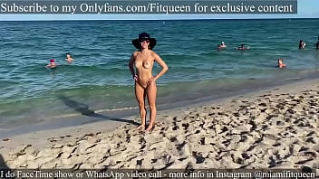 Une Jeune Fille Amateur De Fitqueen Provoque Un Cercle D'hOmmes Sur Une Plage De Nudistes Publique