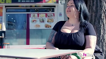 Ils Veulent Tous Un Rappel : Super Busty Sandra Fait Un Retour Sexuel En Public !