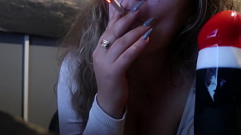 Hé Babe Im Gode Blowjob Prating Tout En Fumant Une Cigarette !!! Je Vais Bien???