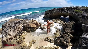 Omg! Regarde Ça! Un Touriste A Réalisé Une Vidéo D'uNe Fille Se Masturbant Près De La Mer !