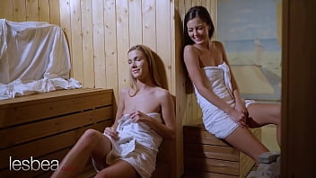 Lesbea Pretty Euro Babes Alexis Crystal Et Cindy Shine Orgam Romantique Léchant La Chatte Dans Un Sauna Public