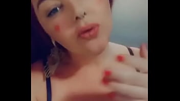 Larissa S'eXhibe Au Lit Et Montre Toute Sa Volonté De S'aSseoir Sur Une Bite Bien Chaude