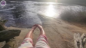 Les Grands Pieds De Mika Se Sont Beaucoup Amusés Au Bord De L'eAu