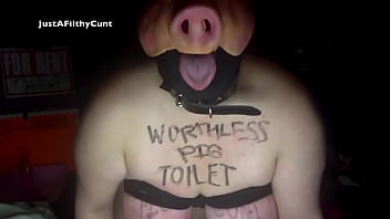 Fuckpig Justafilthycunt Gags Baise Et S'hUmilie Avec Plusieurs Godes Sur Cam