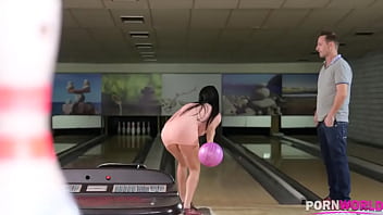 2 Lucky Studs Ont Lucky Strike Au Bowling Quand Ils Ont Une Orgie Avec Anissa Kate Et Nataly Gold Gp1775