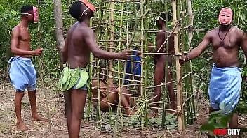 Quelque Part En Afrique De L'OUest, Lors De Notre Festival Annuel, Le Roi Baise La Plus Belle Jeune Fille De La Cage Pendant Que Sa Reine Et Les Gardes Regardent