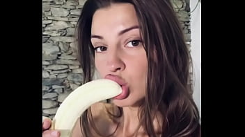 Deepthroat À La Banane Chaude