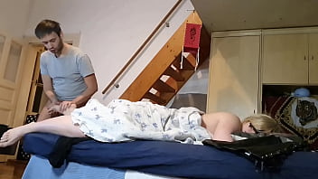 Beau-Fils En Chaleur Éjacule Secrètement Sur Les Pieds De Sa Mère Devant La Caméra Cachée Elle Sait Tout