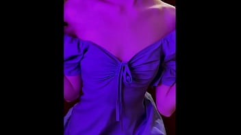 Belle Fille De 18 Ans Avec Une Robe Bleue Se Masturbe, Suce Un Gode Et Se Baise Devant Vous - Arinafox