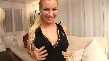 Dans Cette Scène Pov, Vous Verrez La Jeune Femme Angelina Love Faire Une Pipe À Un Mec