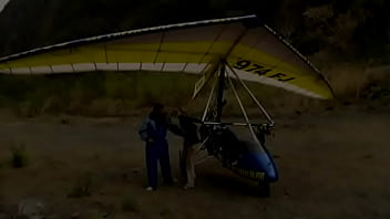 Après L'aTterrissage De L'aVion Ultra Léger, Le Pilote Baise Maya Sur Le Terrain