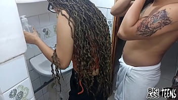 Sexo com irma no banheiro