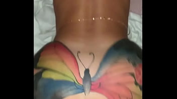 Fille Avec Tatouage Papillon Se Fait Prendre En Levrette