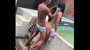 Homem transando na piscina