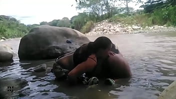 Michellpaula Et Moi Avons Baisé Caché Derrière Une Pierre Dans La Rivière Partie 2