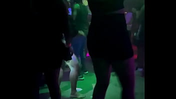 Mulher dançando de short