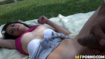 Jeune Fille Latina En Chaleur Et Son Copain Baise En Public Allison Banks 2