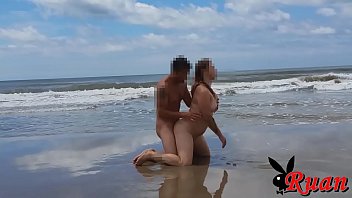 Filmou esposa morena nua na praia