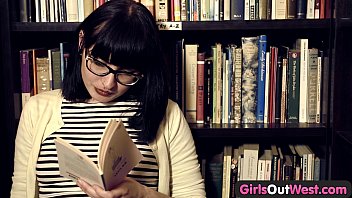 Girls Out West - Filles lesbiennes poilues dans une librairie