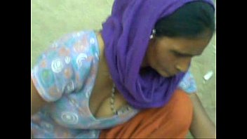 Indian aunty showing cleavage