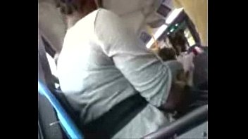 Mulher esfregando a bunda no ônibus