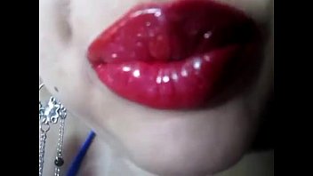 Alica red lips