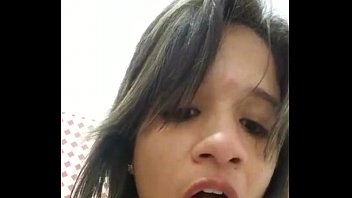 Mãe se junta a filha na siririca