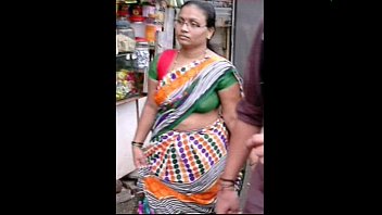Indian aunty saree cleavage