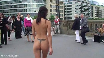Femme nue rue