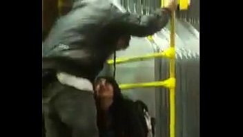 Mulher com tesão no ônibus se masturbando