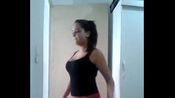 Novinha de 18 tirando a roupa