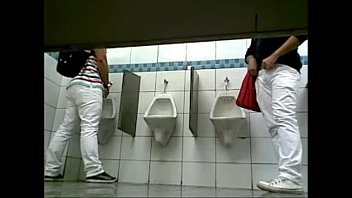 Flagra gay no banheiro publico