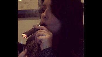 Sexy frau raucht