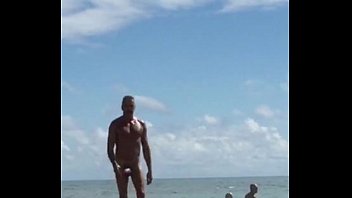 Homem na praia de nudismo