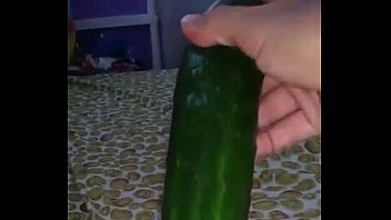 Masturbando com pepino