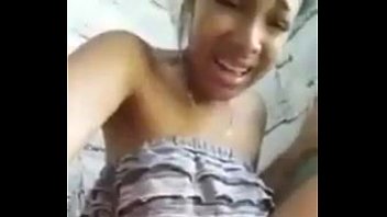 Novinha sentado na garrafa