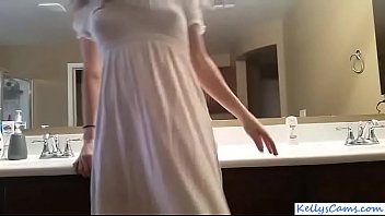 Chica monta dildo en su baño