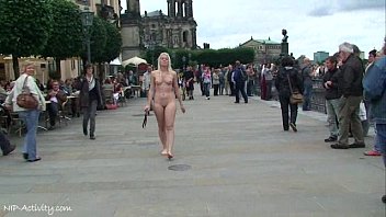 Matures nues dans la rue