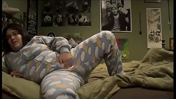 Fodendo morrita jogando de pijama na cama