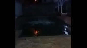 Negão na piscina